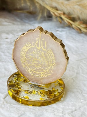 Baby Pink Mini Car Dashboard Stand – Gold Ayatul Kursi (round) — gallery
